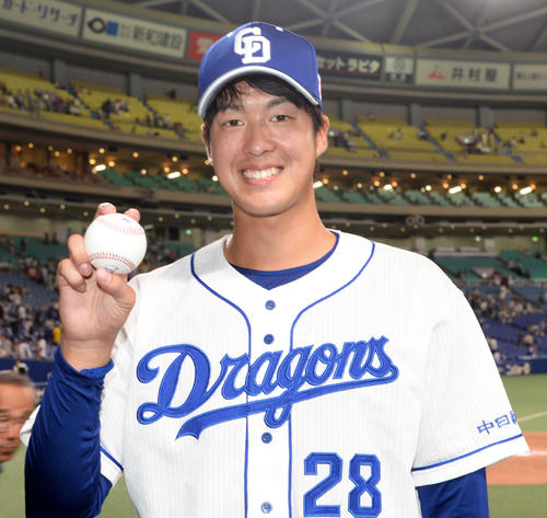 プロ初勝利のウイニングボールを手に笑顔を見せる梅津（撮影・前岡正明）