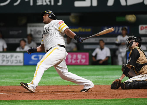 ソフトバンク対日本ハム　8回裏ソフトバンク1死一、二塁、デスパイネは左越えに3点本塁打を放つ（撮影・今浪浩三）