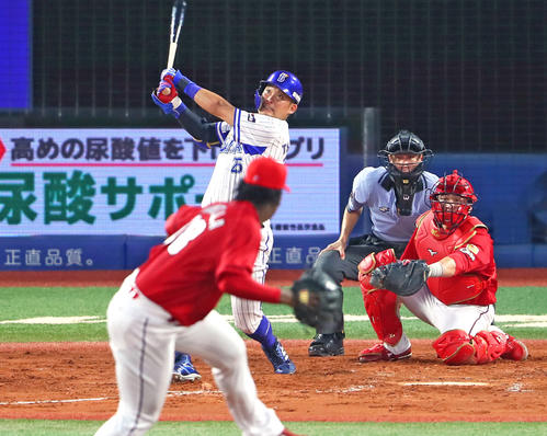 2回裏DeNA1死一塁、筒香は通算200号本塁打を放つ（撮影・足立雅史）