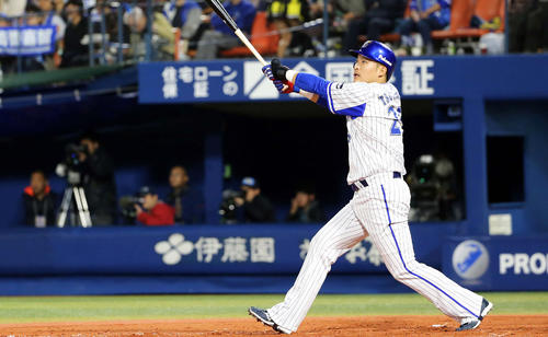 ヤクルト小川から左越えに通算70号を放つ筒香嘉智（2016年4月8日撮影）