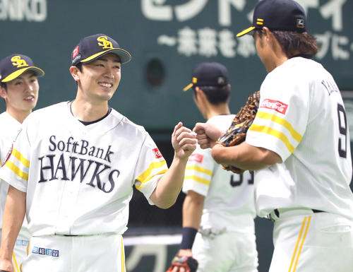 6回表オリックス攻撃終了、柳田（右）を笑顔で出迎える和田（撮影・栗木一考）