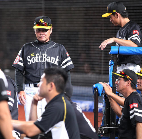 ロッテ対ソフトバンク　選手交代を告げベンチに戻るソフトバンク工藤監督（左）（撮影・中島郁夫）