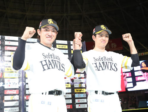 ソフトバンク対楽天 内川(左)と高橋礼はガッツポーズ(撮影・梅根麻紀)