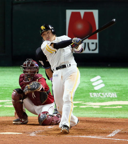 4回裏、内川は左越え2点本塁打を放つ(撮影・栗木一考)