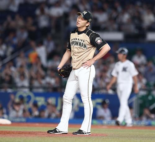 ロッテ対日本ハム　8回裏、味方の失策で同点にされ渋い表情の宮西（撮影・黒川智章）