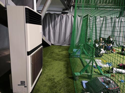 ZOZOマリンに隣接する室内練習場にはクーラーが設置してある（2019年8月23日撮影）