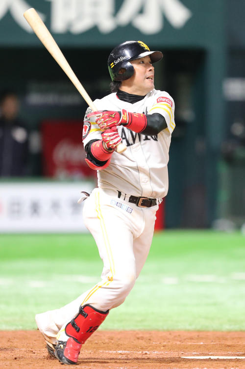 5回、右越え勝ち越し本塁打を放つ高谷（撮影・梅根麻紀）