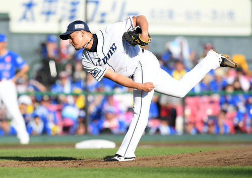 楽天対西武　8回途中からマウンドに上がった西武平井（撮影・たえ見朱実）