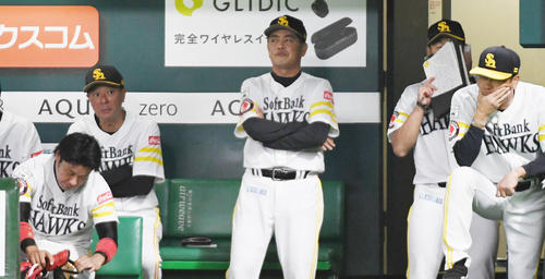 投手陣が打ち込まれベンチで腕組みして渋い表情の工藤監督（中央）、右から2人目はブルペンに電話する倉野投手コーチ