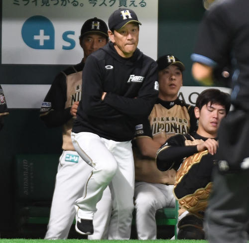 8回裏、投手交代を告げるためにベンチを出る日本ハム栗山監督（撮影・今浪浩三）