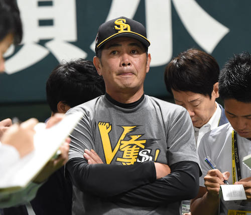 試合前、記者に囲まれるソフトバンク工藤監督（撮影・今浪浩三）
