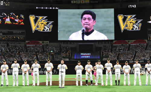ソフトバンク対日本ハム　地元最終戦セレモニーでファンに「悔しい」と語る工藤監督（撮影・今浪浩三）