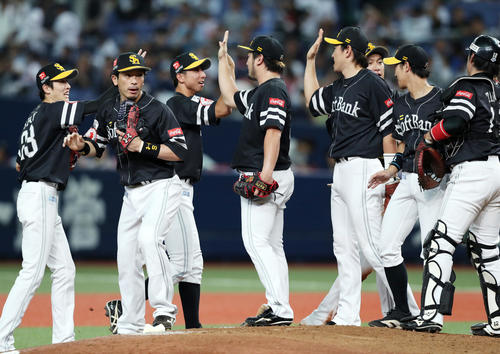 オリックスに勝利し、タッチを交わすソフトバンクナイン(撮影・前田充)