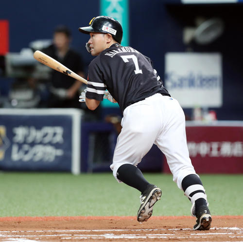 6回表2死三塁、中前適時打を放つ中村晃(撮影・前田充)