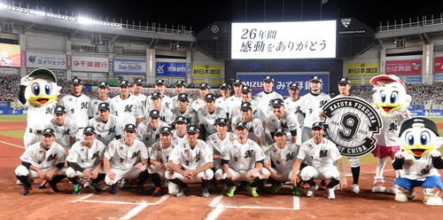 引退セレモニーでナインと記念撮影する福浦（前列中央）（撮影・柴田隆二）