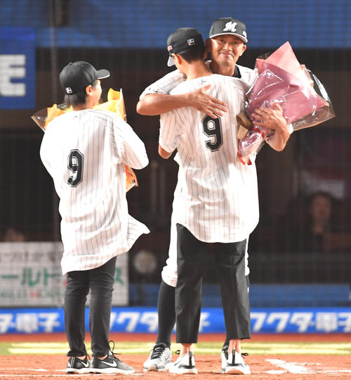 引退セレモニーで長男、次男と抱き合う福浦（撮影・柴田隆二）