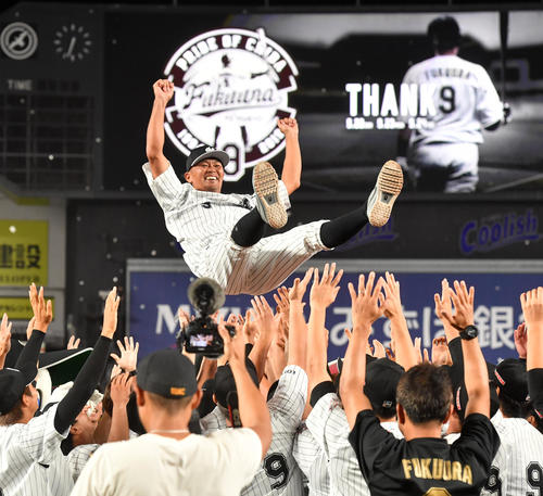 引退セレモニーでナインから胴上げされる福浦和也（撮影・柴田隆二）