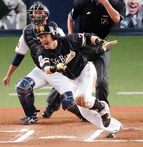 オリックス対ソフトバンク　6回表ソフトバンク1死、松田宣は右越え三塁打を放つ（撮影・加藤哉）