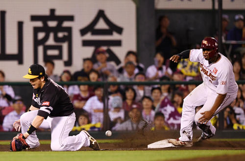 楽天対ソフトバンク　7回裏楽天1死一、二塁、三塁手松田宣は送球を後逸し、オコエの生還を許す（撮影・横山健太）