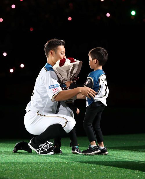 日本ハム対オリックス　引退セレモニーで子どもたちから花束を受け取る田中賢（撮影・黒川智章）