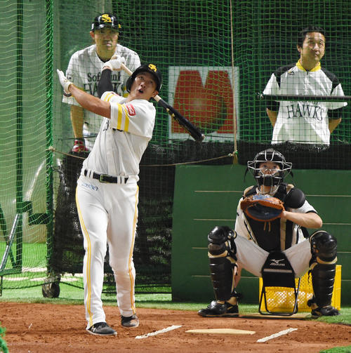 CSに向けフリー打撃で調整する柳田。後方左は内川（撮影・今浪浩三）