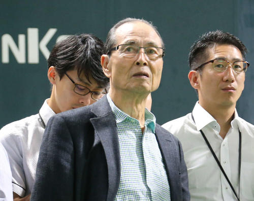 CSを前にナインの練習を見守る王貞治球団会長（撮影・梅根麻紀）