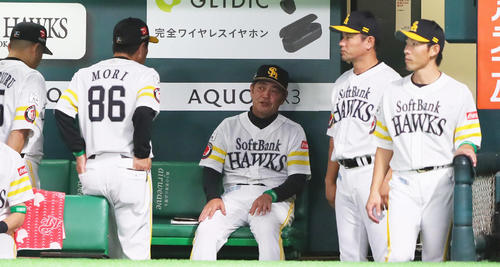 ベンチで厳しい表情を見せる工藤監督（中央）らソフトバンク首脳陣（撮影・足立雅史）