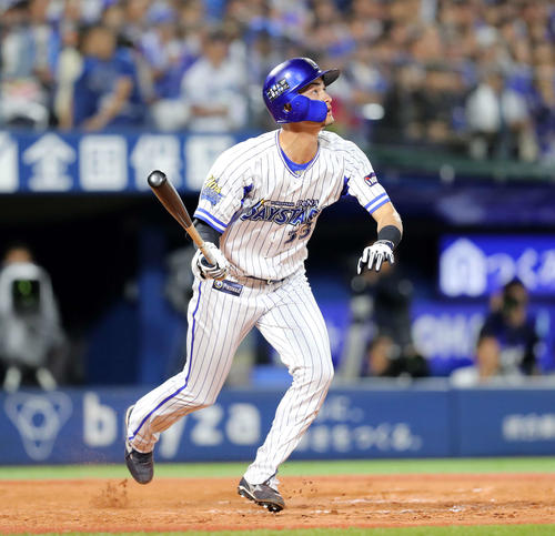 DeNA対阪神　9回裏DeNA1死一塁、乙坂は右越え本塁打を放つ（撮影・鈴木正人）
