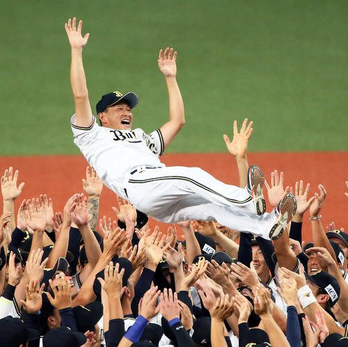 引退試合でナインから胴上げされる岸田護(2019年9月29日撮影)