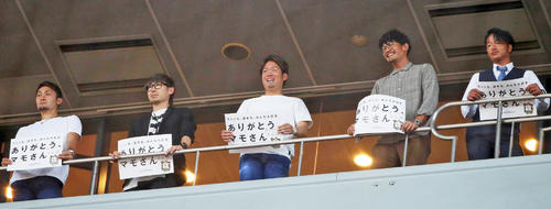 オリックスの岸田の引退試合を観戦する左から伊藤光、金子弌大、西勇輝、坂口智隆、近藤一樹(2019年9月29日撮影)