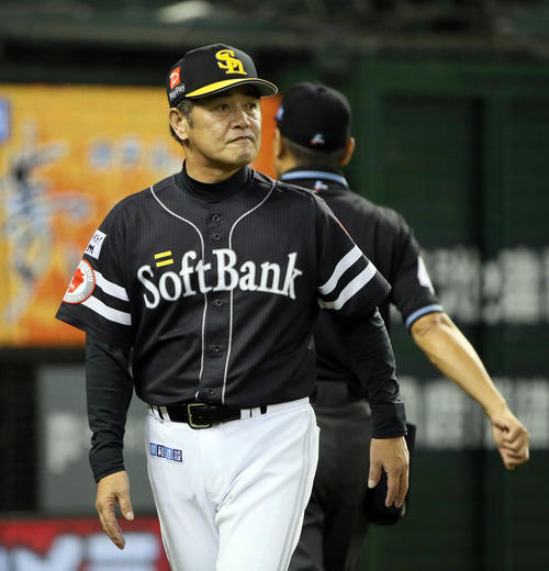 西武対ソフトバンク　5回裏西武2死三塁、嘉弥真に交代を出す工藤監督（撮影・栗木一考）