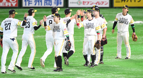 巨人を破りハイタッチを交わすソフトバンクナイン（撮影・今浪浩三）