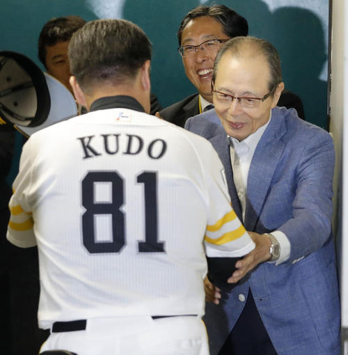 巨人に勝利し、工藤監督（手前）を迎えるソフトバンクの王球団会長（共同）