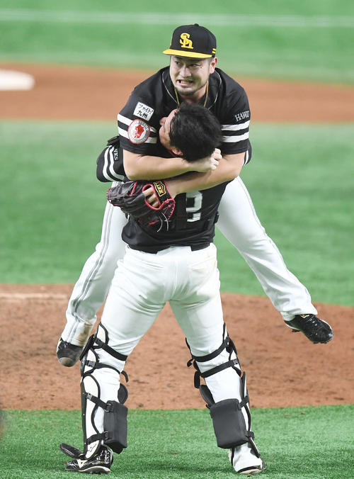 巨人に4連勝して日本シリーズを制覇し、抱き合って喜ぶソフトバンク森(上)と捕手高谷(撮影・加藤諒)
