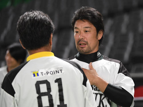 CSファイナルで高谷裕亮の負傷した顎ヒゲを見る工藤公康監督(撮影・今浪浩三)