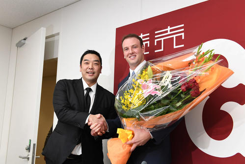 巨人退団会見を終えたマシソン（右）はサプライズで登場した阿部と笑顔で握手（2019年10月25日撮影）