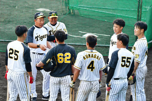 打撃指導を行う井上コーチ（左）と北川コーチ（2019年10月31日撮影）