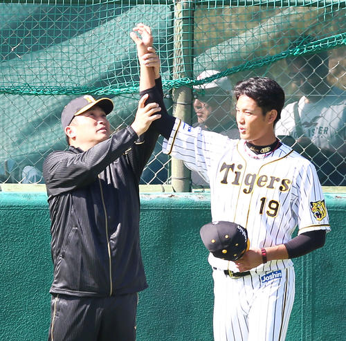 2019年11月1日　藤浪晋太郎（右）を指導する山本昌臨時コーチ（撮影・上山淳一）