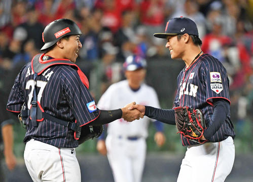 台湾を下した山本由伸（右）と会沢翼は笑顔で握手する（2019年11月7日撮影）