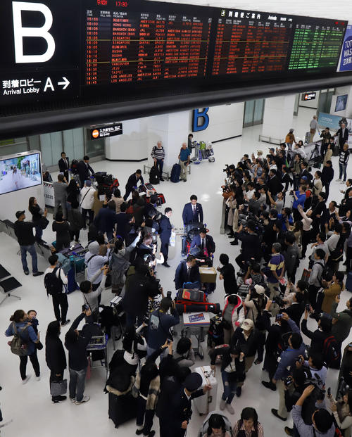 台湾から成田空港に帰国した稲葉監督（中央）ら侍ジャパンの選手たち（撮影・垰建太）