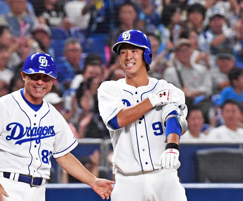 本拠地最終戦のヤクルト戦7回裏2死満塁で走者一掃の適時三塁打を放った石川駿（右）は笑顔を見せる（2019年9月25日撮影）