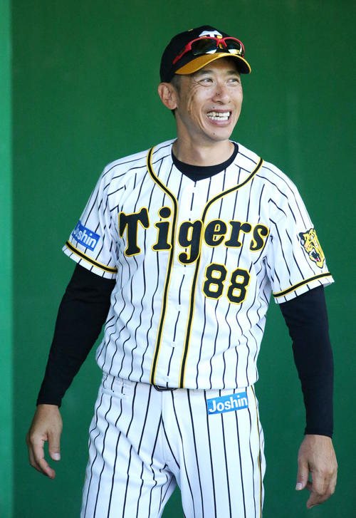 ブルペンで笑顔を見せる矢野燿大監督（2019年11月6日撮影）