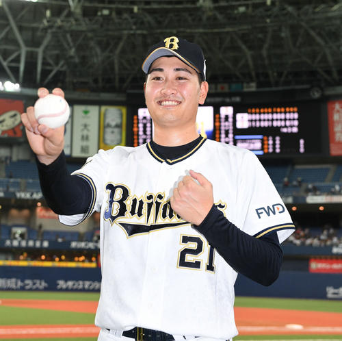 8月17日、プロ初完封のオリックス竹安は勝利球を手に笑顔をみせる（撮影・渦原淳）