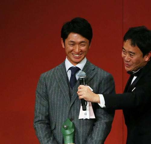 最多盗塁者賞を受賞し壇上で笑顔を見せる阪神近本（2019年11月26日撮影）
