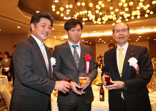 ウエルカムパーティーで乾杯する、左からソフトバンク工藤監督、ドラフト1位佐藤、王球団会長（撮影・梅根麻紀）
