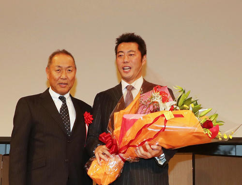 引退パーティーで大体大・中野監督（左）から花束を受け取る上原浩治氏（撮影・加藤哉）