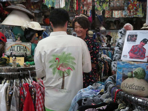 ハワイ日本一旅行で、甲斐野（手前）とともに好みのアロハシャツを探しながら笑顔を見せるソフトバンク松田遼