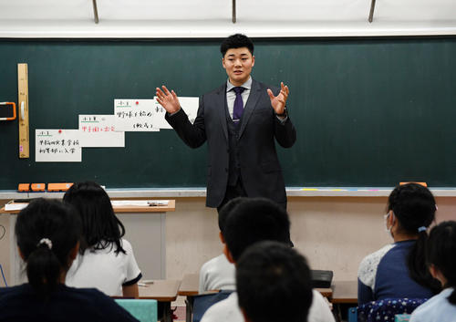 「夢先生」を務め教壇に立つ日本ハム清宮（撮影・滝沢徹郎）