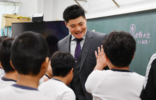 「夢先生」を終え児童と笑顔でタッチを交わす日本ハム清宮（撮影・滝沢徹郎）
