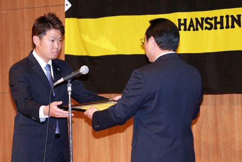 西勇輝（左）は若林忠志賞を受賞し、揚塩健治球団社長から表彰を受ける（2019年11月21日撮影）